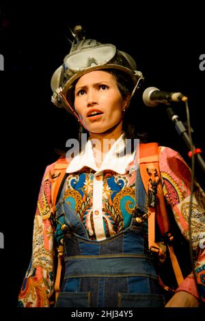 Schauspielerin, die eine Figur auf der Bühne eines Theaters darstellt. Mit seinem Körper macht er verschiedene Gesten und Ausdrücke. Sesi Theater, Salvador, Bahia, Br Stockfoto