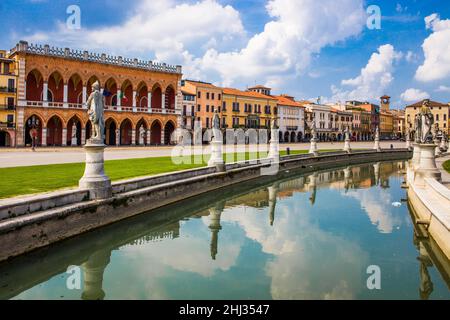 Prato della Valle, mit Steinstatuen, die berühmten Bürger der Stadt, größter Stadtplatz in Europa, Padua, Schatzkammer im Herzen von Venetien Stockfoto