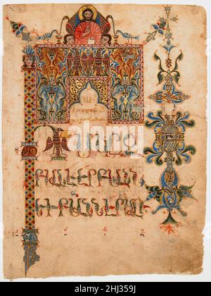 Titelseite des Johannesevangeliums 1300–1310 Sargis Armenisch Dieses reich verzierte Blatt hebt das Johannesevangelium als Zusammenfassung der vier Evangelien hervor, indem es die Symbole der vier Evangelisten einschließt Ein Engel für den heiligen Matthäus, ein Löwe für den heiligen Markus, ein Ochse für den heiligen Lukas, ein Adler für den heiligen Johannes – im großen Anfangsbuchstaben oder Incipit und im aufwendigen Kopfstück über dem Text. Byzantinische geometrische Muster füllen den Rest des Incipit. Vogelförmige Buchstaben bilden die ersten Wörter des Textes. An der Spitze steht Christus, umrahmt von Pfauen, der seine Hand zum Segen erhebt. Früharmenischer Theolog Stockfoto