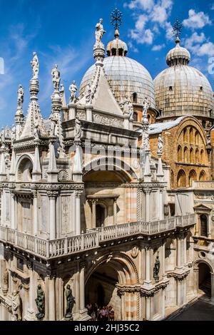 Arco Foscari im Innenhof, Dogenpalast mit Reihen von Arkaden. Palazzo Ducale, Machtzentrum in Venedig, wichtigster weltlicher Gotik Stockfoto