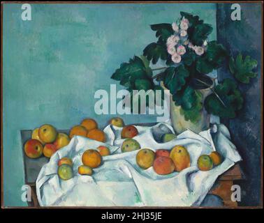 Stillleben mit Äpfeln und einem Topf mit Primeln ca. 1890 Paul Cézanne der Franzose Cézanne malte selten blühende Pflanzen oder frisch geschnittene Blumensträuße, die unter seinem langwierigen Blick zum Verwelken anfällig waren. Er schloss nur in drei Stillleben Topfpflanzen ein, zwei Ansichten des Konservatoriums von Jas de Bouffan, dem Anwesen seiner Familie, und etwa ein Dutzend exquisiter Aquarelle, die im Laufe von zwei Jahrzehnten (von etwa 1878 bis 1906) hergestellt wurden. Cézanne scheint diesen speziellen Tisch mit seiner schellierten Schürze und seinen markanten, gebeugten Beinen für drei seiner schönsten Stillleben der 1890s reserviert zu haben. Dieses Gemälde war Stockfoto