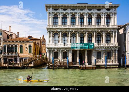 Ca' Rezzonico, Museum für Kunst und Geschichte von Venedig, Canal Grande mit etwa 200 aristokratischen Palästen aus dem 15th-19th Jahrhundert. Größte Wasserstraße in Stockfoto