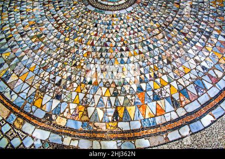 Farbenfrohe Bodenmosaiken aus der Mitte der Basilika Santa Maria e Donato aus dem 12th. Jahrhundert, 7th Insel Murano, berühmt für seine Glaskunst, Venedig Stockfoto