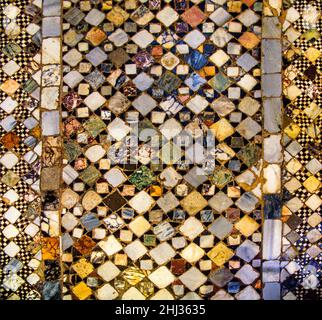 Farbenfrohe Bodenmosaiken aus der Mitte der Basilika Santa Maria e Donato aus dem 12th. Jahrhundert, 7th Insel Murano, berühmt für seine Glaskunst, Venedig Stockfoto