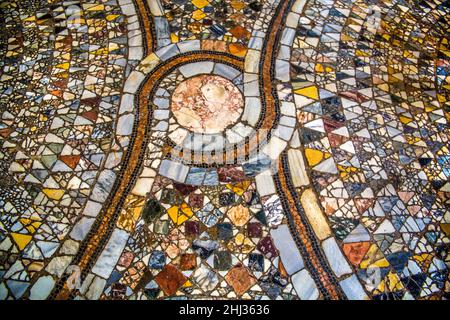 Farbenfrohe Bodenmosaiken aus der Mitte der Basilika Santa Maria e Donato aus dem 12th. Jahrhundert, 7th Insel Murano, berühmt für seine Glaskunst, Venedig Stockfoto