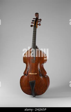 Bass Viola da Gamba ca. 1669 Andreas Jais Deutsch Andreas Jais stammt aus einer Tiroler Instrumentenbaufamilie, die im 18. Jahrhundert in Bozen tätig war. Trotz seines unoriginellen schmalen Halses und Griffbretts (Ersatz durch eine Cello-Umwandlung) behält dieses Instrument seine ursprüngliche längliche und kurvenförmige Form, die für Instrumente aus dieser Region typisch ist.Beschreibung: Sieben Saiten; ungewöhnliche Lobed Lower Bouts; Über flammenförmigen Schalllöchern eingeführte ovale Rosette enthält einen doppelköpfigen Adler und ein nicht identifiziertes Wappen; zweiteiliger Tisch aus Alpfichte mit sehr feiner Maserung Stockfoto