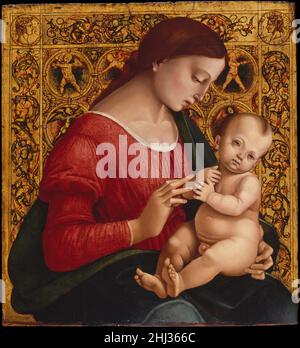 Madonna mit Kind ca. 1505–7 Luca Signorelli (Luca d'Egidio di Luca di Ventura) Italienisch der Künstler schenkte dieses Gemälde seiner Tochter 1507, möglicherweise zur Feier der Geburt eines Kindes. Signorelli, Student der antiken Kunst und Meister der menschlichen Figur, war einer der Protagonisten der Renaissance-Malerei. Dieses Bild verwendet im Hintergrund sehr originelle Dekorationen, die teilweise von Motiven inspiriert sind, die durch die Entdeckung des Goldenen Hauses von Nero im späten fünfzehnten Jahrhundert populär wurden. In den oberen Ecken befinden sich die Köpfe von (links) Domitian und (rechts) Julius Caesar. Hören Sie Experten zu Stockfoto