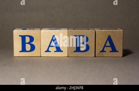 19. Januar 2022. New York, USA. Tausch-Ticker-Symbol der Firma Alibaba Group BABA, aus Holzwürfeln, auf grauem Hintergrund. Stockfoto