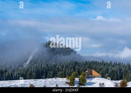 St. Johannes der Täufer (St. Johann im Gebirge) Kirche, verschneite Winklmoosalm, Reit im Winkel, Bayern, Deutschland Stockfoto