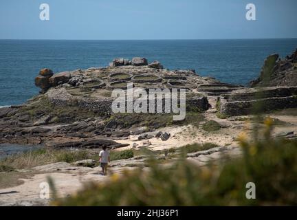 Porto do Son, Spanien - 7. August 2021: Ruinen von Castro de Baroña Stockfoto