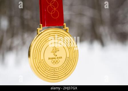 25. Januar 2022, Peking, China. Goldmedaille der XXIV. Olympischen Winterspiele im Schnee. Stockfoto