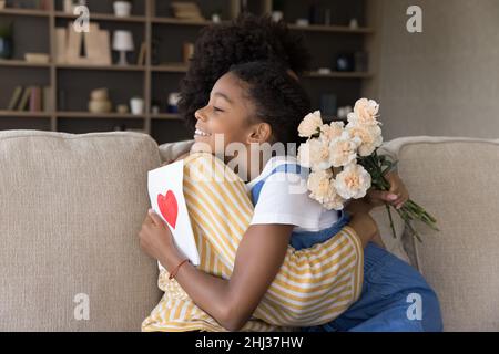 Afrikanische Tochter und Mutter umarmen feiern den Internationalen Frauentag Stockfoto
