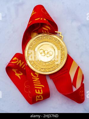 25. Januar 2022, Peking, China. Goldmedaille der XXIV. Olympischen Winterspiele im Schnee. Stockfoto