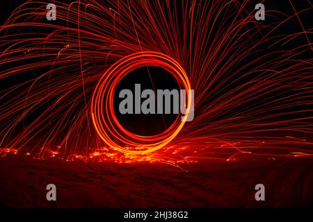 Kreise mit Funken auf schwarzem Hintergrund Stockfoto