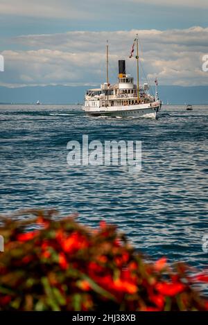 Morges, Kanton Waadt, Schweiz - 21.06.2021: Schweizer Dampfschiff mit Passagieren auf dem Genfersee. CGN-Boot im Sommer. Stockfoto