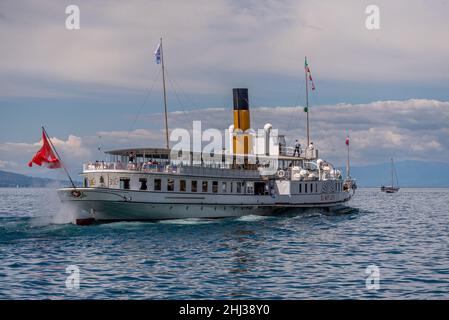 Morges, Kanton Waadt, Schweiz - 21.06.2021: Schweizer Dampfschiff mit Passagieren auf dem Genfersee. CGN-Boot im Sommer. Stockfoto