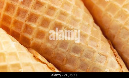 Makrofotografie mit knusprigen Waffeln. Nahaufnahme des Eiskegels. Hochauflösende Textur mit Waffelkegel und Kopierraum. Stockfoto