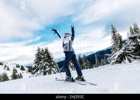 Ski, Skifahrer, Sonne und Winterspaß - Frau genießt Skiurlaub. Sport, Freizeit und Menschen Konzept - glückliche junge Frau in Skibrille im Freien. Skigebiet Stockfoto