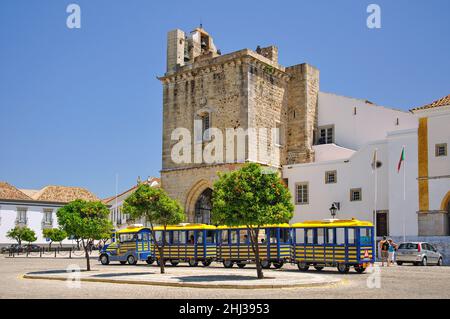 Elektrozug vor der Kathedrale von Faro, Largo da SE, Altstadt, Faro, Algarve-Region, Portugal Stockfoto