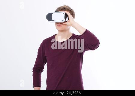 Junger Mann in Virtual-Reality-Brille isoliert auf weißem Hintergrund. vr-Konzept. Vorlage und leeres Hemd. Platz kopieren und Modell erstellen Stockfoto