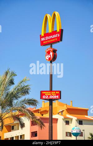 McDonald's Restaurant Schild, Lugar da Corrieira Quinta da Bela Vista, Albufeira, Algarve Region, Portugal Stockfoto