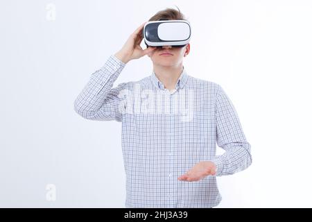 Junger Geschäftsmann in vr Brille, Brille beobachten virtuelle Realität isoliert auf weißem Hintergrund. Platz kopieren und Modell erstellen Stockfoto