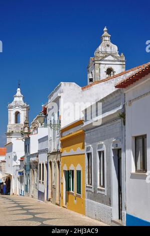Straßenszene mit der Kirche Igreja de Santo Antonio, Lagos, Algarve, Portugal Stockfoto