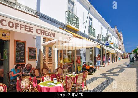 Restaurant im Freien, Rua 25 de Abril, Lagos, Region Algarve, Portugal Stockfoto