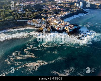 Luftaufnahme auf bunte Häuser und schwarze Lavasteine im kleinen Fischerdorf Punta Brava in der Nähe von Puerto de la Cruz, Teneriffa, Kanarische Inseln bei Sonnenaufgang Stockfoto