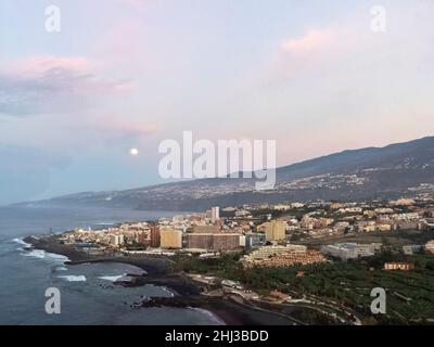 Luftaufnahme auf bunte Häuser und schwarze Lavasteine im kleinen Fischerdorf Punta Brava in der Nähe von Puerto de la Cruz, Teneriffa, Kanarische Inseln bei Sonnenaufgang Stockfoto