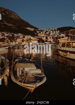 Mediterraner Hafen mit kleinen Segelbooten in der Dämmerung, Kas Türkei Stockfoto