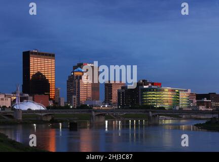 Skyline von Dayton, am Abend vom Deeds Point Metropark aus gesehen. Dayton, Ohio, USA. Stockfoto