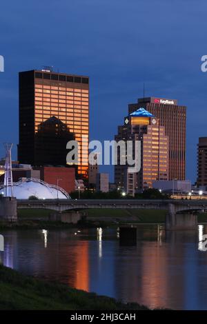 Skyline von Dayton, am Abend vom Deeds Point Metropark aus gesehen. Dayton, Ohio, USA. Stockfoto