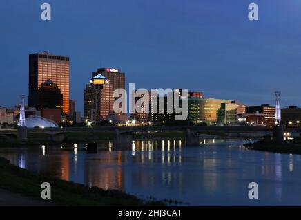 Skyline von Dayton, am Abend vom Deeds Point Metropark aus gesehen. Dayton, Ohio, USA. Stockfoto