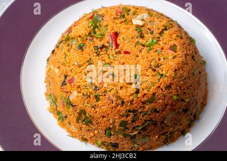 Traditionelle türkische Speisen: Bulgur-Salat (kisir) Stockfoto