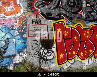 Wand einer Brücke auf der Severn Beach Line zwischen Bristol und Severn Beach UK mit Graffiti bedeckt Stockfoto