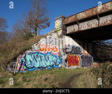 Eine Brücke auf der Bahnstrecke von Severn Beach zwischen Bristol und Severn Beach UK, die mit Graffiti bedeckt ist Stockfoto