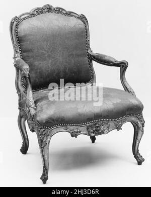 Sessel ca. 1745–50 Louis i Cresson Französisch. Sessel. Französisch, Paris. Ca. 1745–50. Geschnitztes und vergoldetes Holz; Samtpolster. Holzmöbel Stockfoto