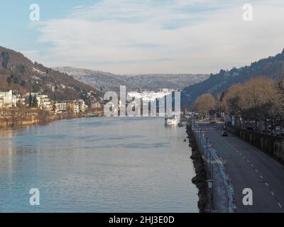 Ein Blick auf das Neckartal in Richtung Altebrücke von der Theodor-Heuss-Brücke nHeidelbergan einem sonnigen Wintertag. Neckarstaden Street hat wenig Verkehrslärm. Stockfoto