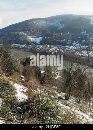 Blick vom Philosophenweg auf die Heidelberger Altstadt, die Altebrücke, das Schloss und den Könighstuhl an einem sonnigen Wintertag. Stockfoto