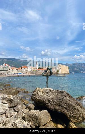 Budva, Montenegro - September 2021 : Blick auf die Altstadt Budva und Ballerina Statue von der adriatischen Küste, Sommertouristensaison, Strand mit vielen Stockfoto