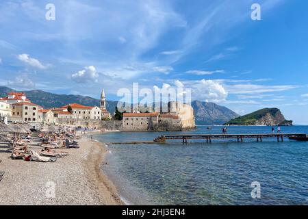 Budva, Montenegro - September 2021 : Blick auf die Altstadt von Budva von der Adriaküste, Sommertouristensaison, Strand mit vielen Touristen Stockfoto