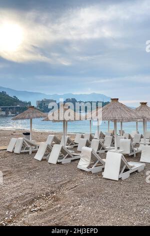 Budva, Montenegro - September 2021 : Strand mit Liegen und Sonnenschirmen in Budva, Blick von der adriatischen Küste, Sommertouristensaison, Meer Stockfoto