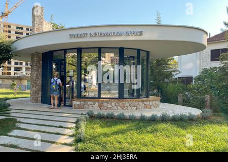 Budva, Montenegro - September 2021 : Touristeninformationsbüro in Budva, Ferienort an der Adriaküste, Sommertouristensaison Stockfoto