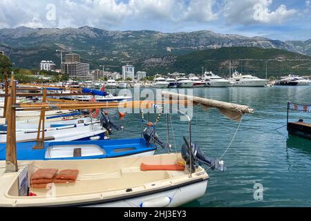 Budva, Montenegro - September 2021 : Touristendeason in der Marina Budva, verschiedene Fischer- und Taxiboote im Hafen Budva. Adriaküste, Sommertourist Stockfoto