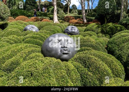 ETRETAT, FRANKREICH - 1. SEPTEMBER 2019: Dies ist die Installation Raindrops aus der Sammlung moderner Kunst im Garten der Emotionen des Etretat gar Stockfoto