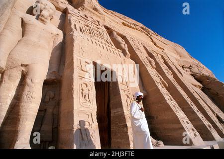 Fassade des kleinen Tempels von Hathor und Nefertari, Abu Simbel, Ägypten Stockfoto