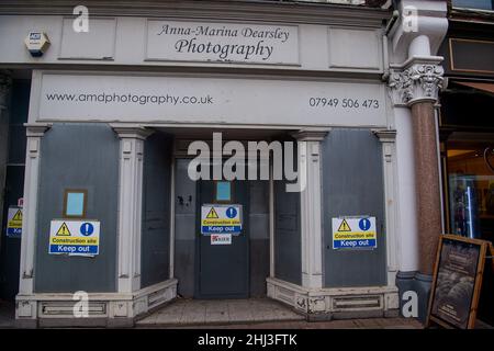 Weybridge, Surrey, Großbritannien. 26th. Januar 2022. Ein aufgestiegenes Fotogeschäft. Viele Geschäftsräume wurden während der Pandemie von Covid-19 geschlossen. Quelle: Maureen McLean/Alamy Stockfoto