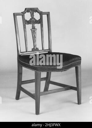 Side Chair 1795–1810 möglicherweise von Henry ingle amerikanische Möbelhistoriker debattieren, ob dieser Stuhl und sein Begleiter (1971.180.17) aus Pennsylvania, Maryland, Virginia oder South Carolina stammen. Obwohl die geformten Vorderbeine, Bahren und Serpentinen-Vordersitzsitze häufiger in Philadelphia-Sitzmöbeln zu finden sind, sind die Sekundärhölzer, die im Sitzrahmen verwendet werden – gelbe Kiefer und Eiche – eher typisch für ein südliches Lokal. Das Design des Rückens dieses Stuhls wurde direkt von George Hepplewhite's 'The Cabinet-Maker and Upholsterer's Guide' (1788) übernommen. Geschnitzte Stühle mit Polsterung Stockfoto