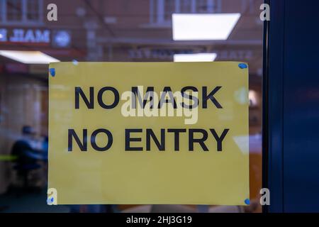 Weybridge, Surrey, Großbritannien. 26th. Januar 2022. Ein Gesichtsmaskenschild in einem Schaufenster. Covid-19-Maßnahmen werden in England ab dem 27th. Januar 2022 aufgehoben, obwohl einige Geschäfte noch immer planen, Menschen zu bitten, Gesichtsmasken zu tragen, um die Ausbreitung der Covid-19-Omicron-Variante zu stoppen. Quelle: Maureen McLean/Alamy Stockfoto